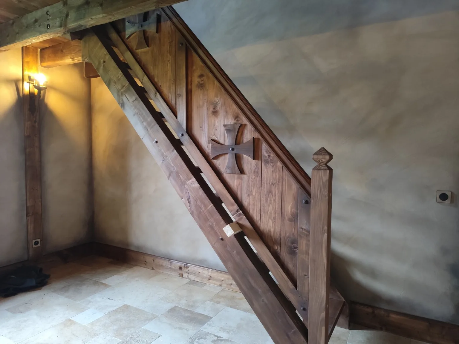 Escalier bois dans intérieur rénové