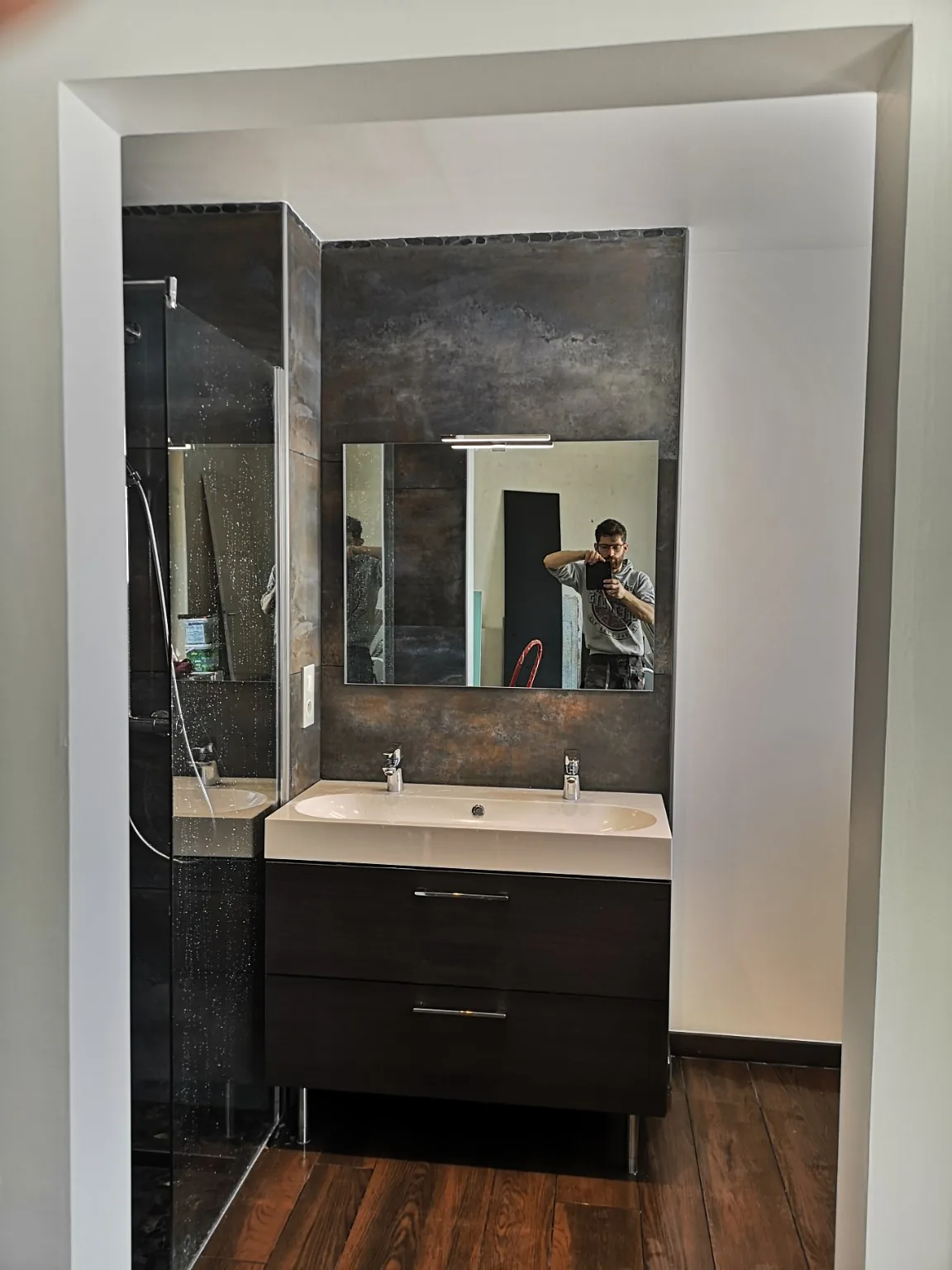 Meuble vasque dans une salle de bains rénovée