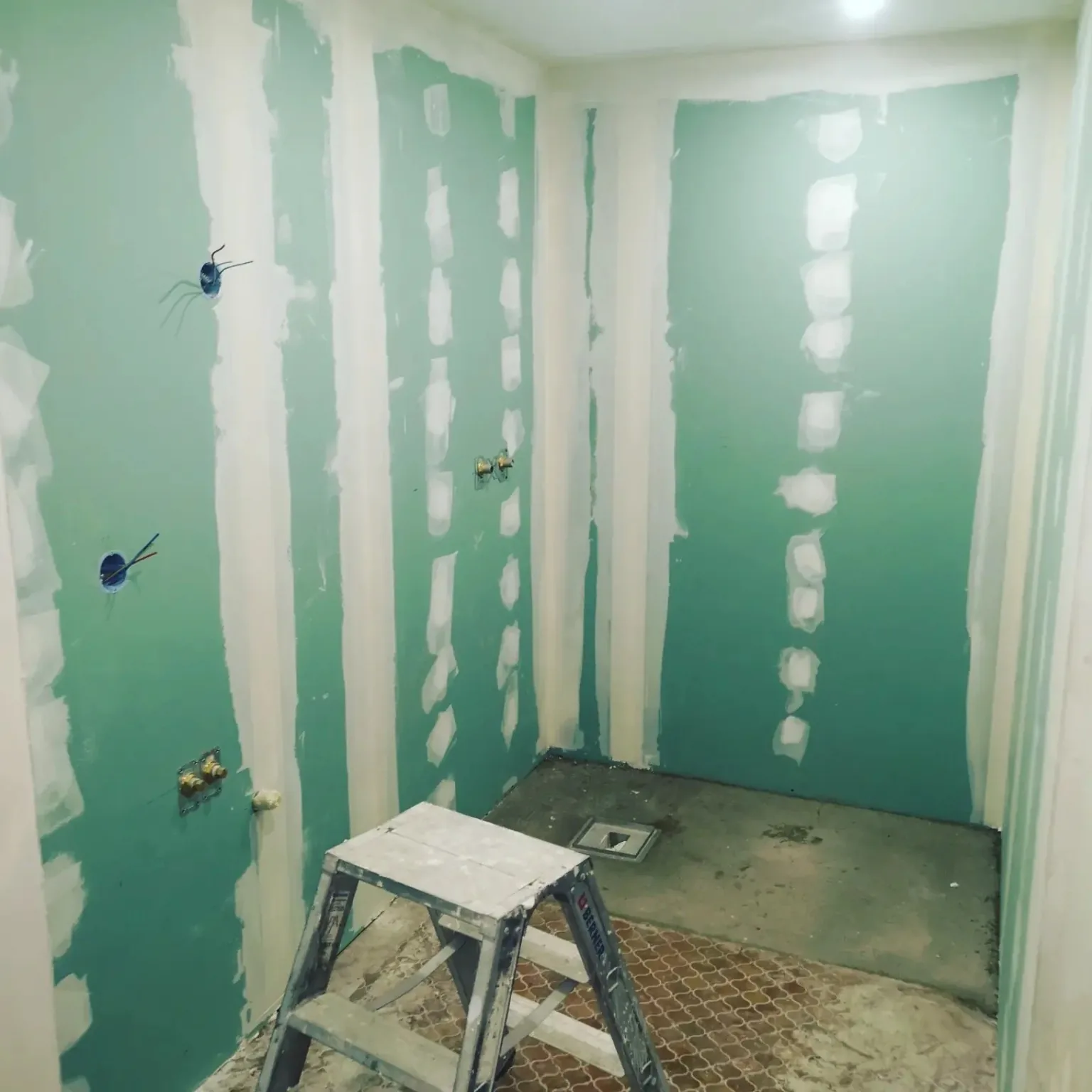 Création d’une salle de bains avec cloisons techniques en cours de réalisation