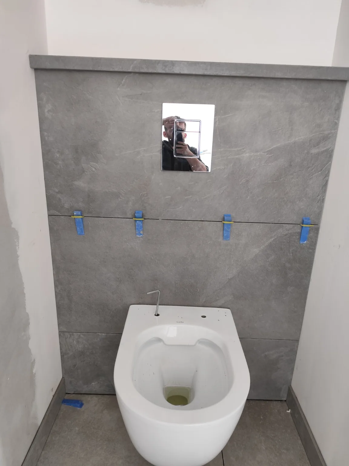 Habillage carrelé d’un WC suspendu en cours de pose